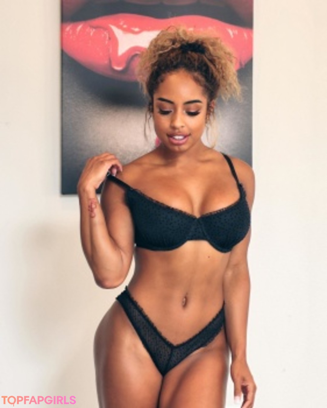 Naakte gelekte OnlyFans-foto van Qimmah Russo #103