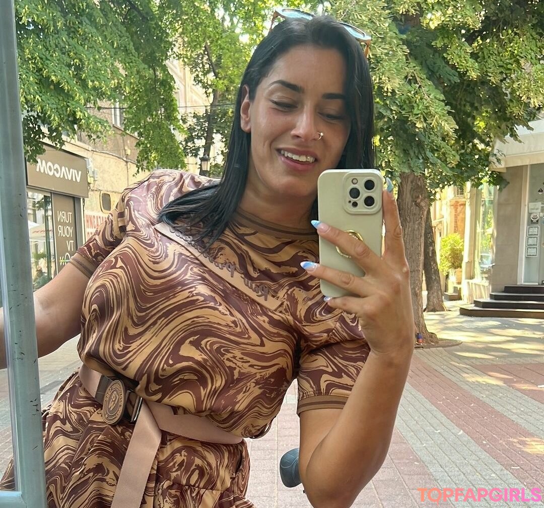 Naakte gelekte OnlyFans-foto van Giulia Daqna #177