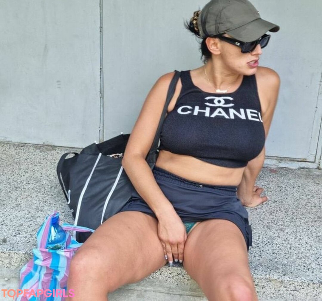 Naakte gelekte OnlyFans-foto van Giulia Daqna #228