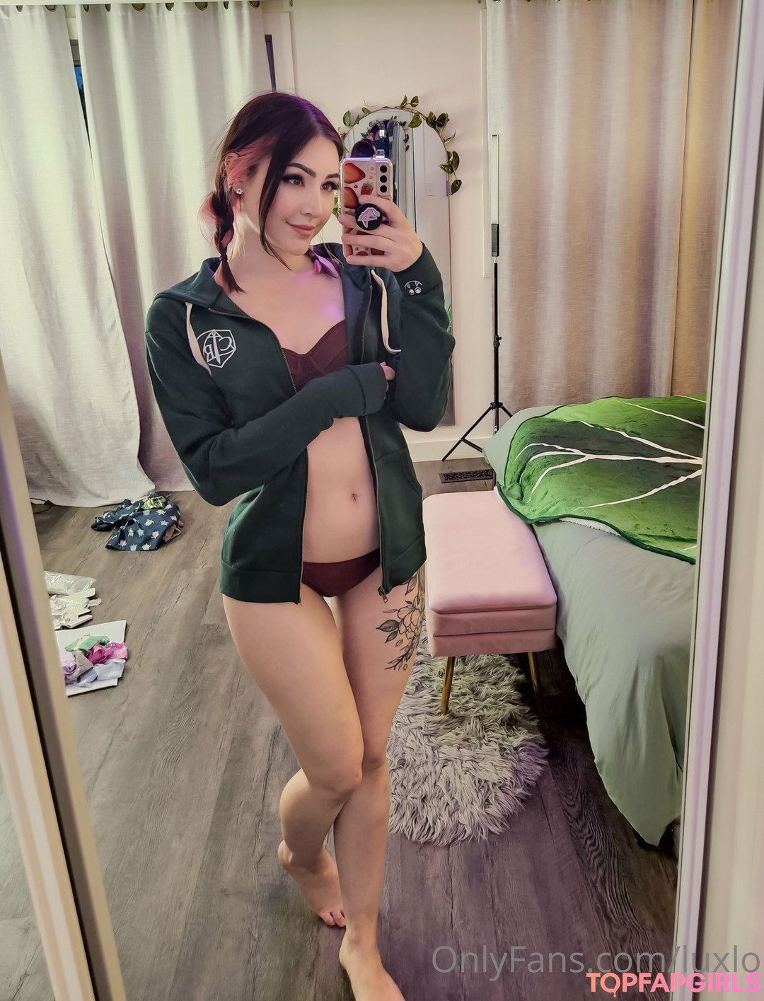 Naakte gelekte OnlyFans-foto van Luxlo #706