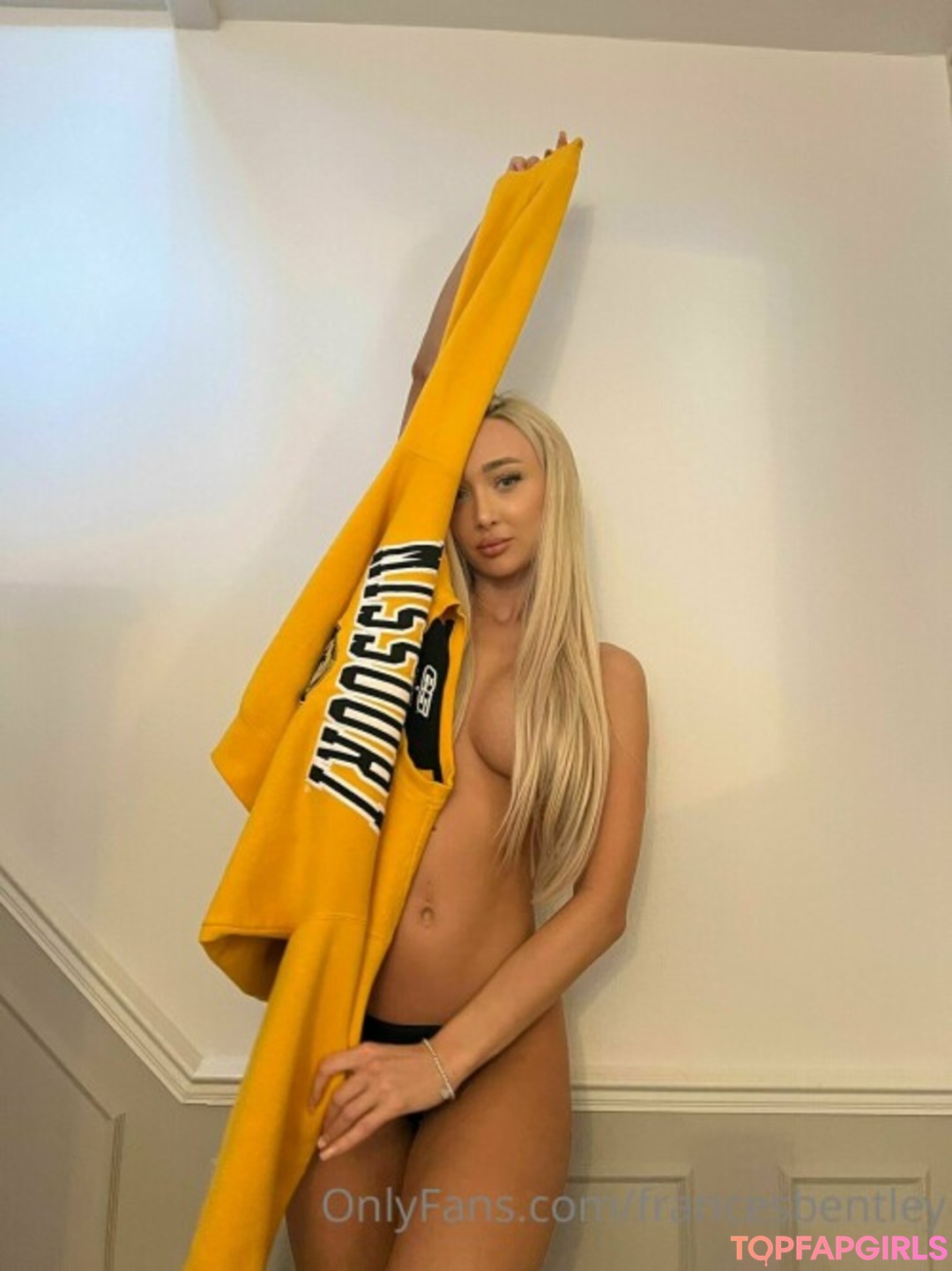 Naakte gelekte OnlyFans-foto van Frances Bentley #47