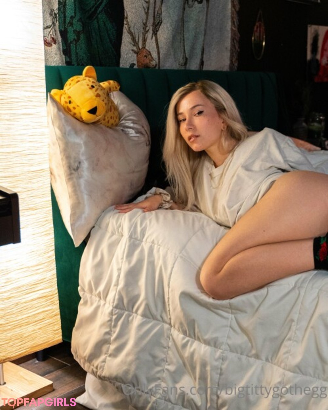Naakte gelekte OnlyFans-foto van Big Titty Goth Egg #276