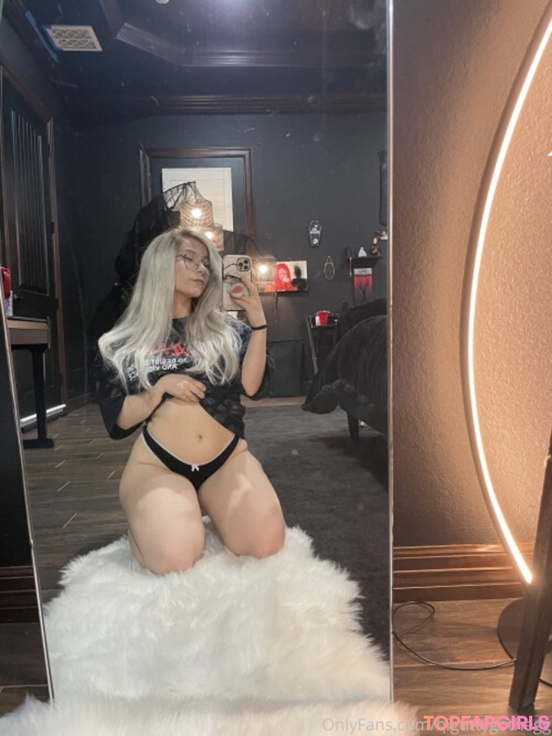 Naakte gelekte OnlyFans-foto van Big Titty Goth Egg #296