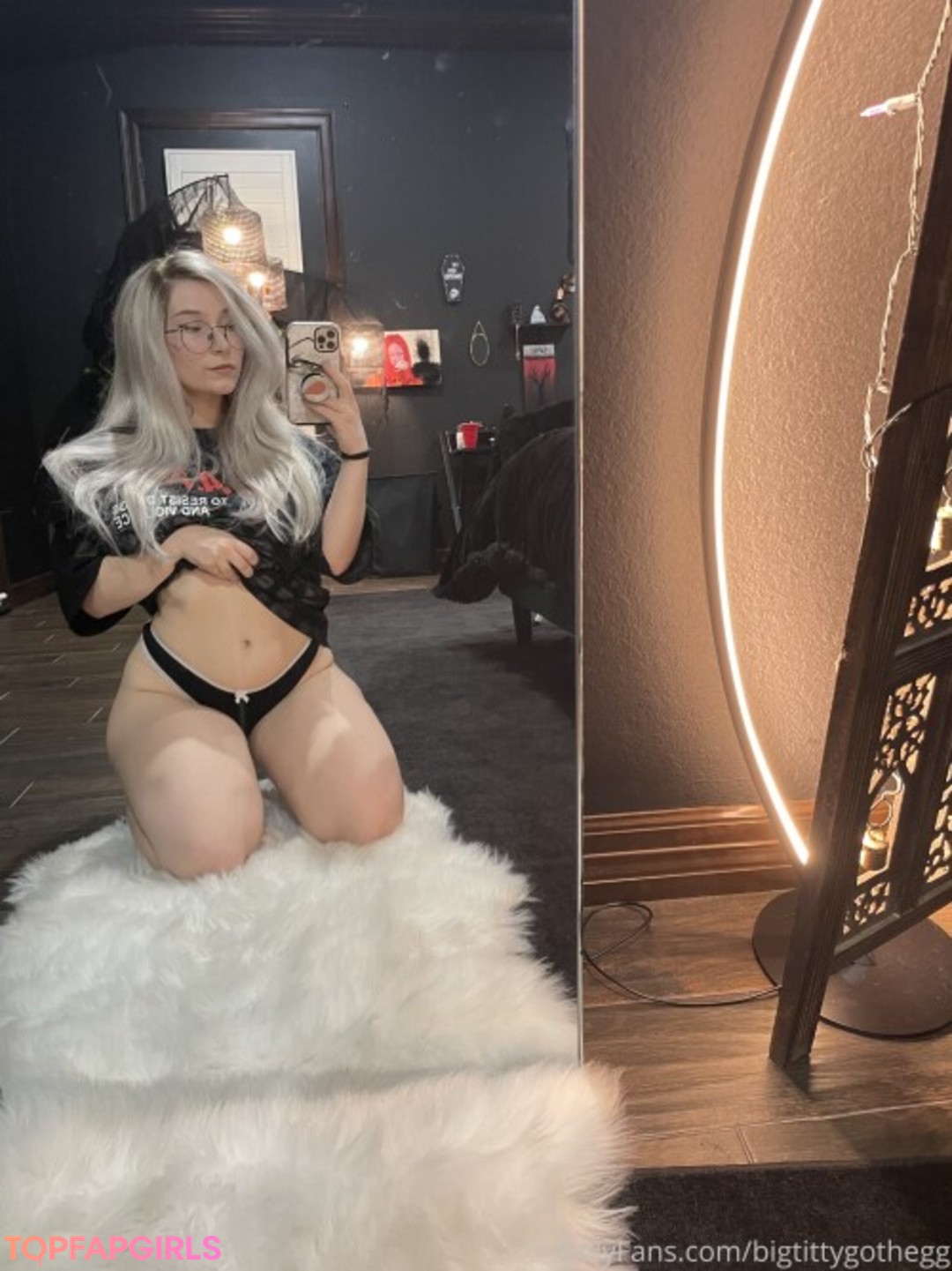 Naakte gelekte OnlyFans-foto van Big Titty Goth Egg #378