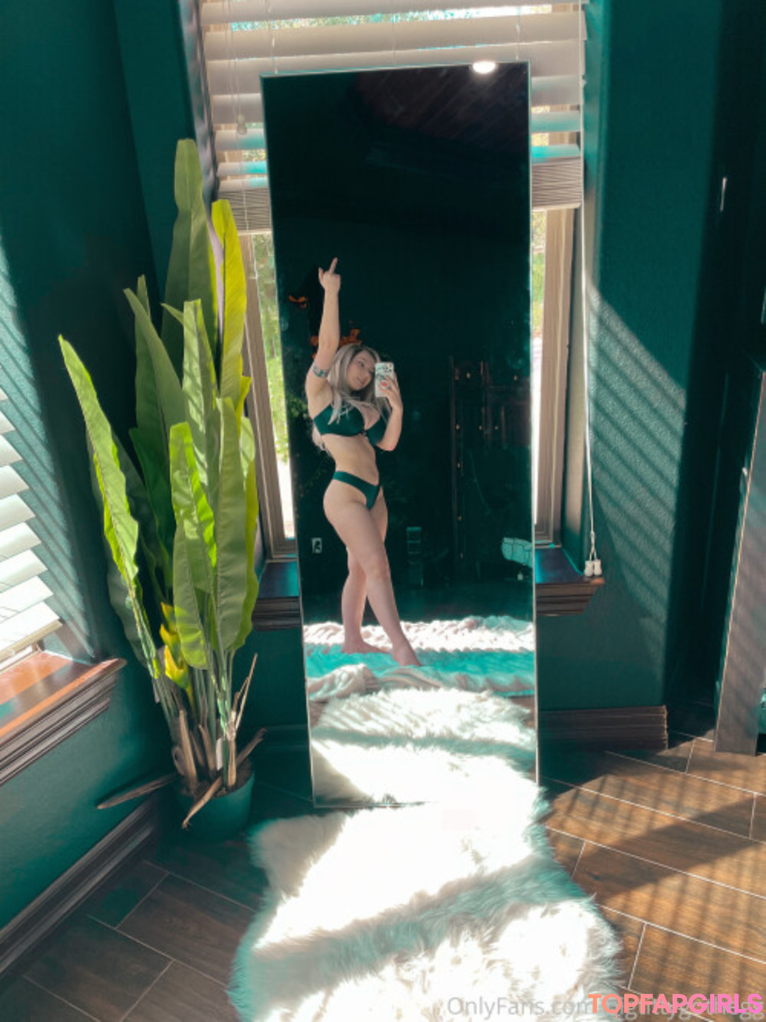 Naakte gelekte OnlyFans-foto van Big Titty Goth Egg #431