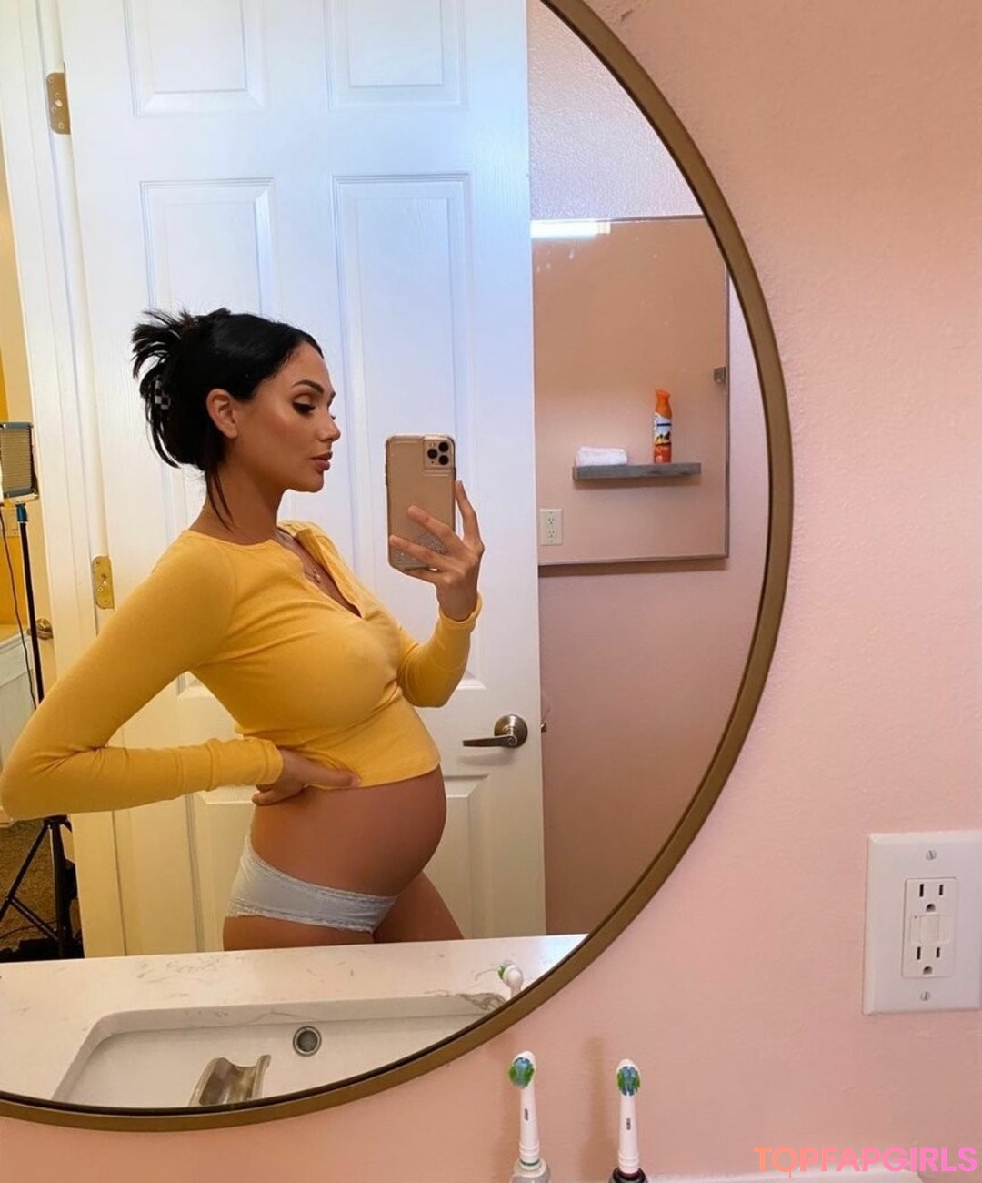 Naakte gelekte OnlyFans-foto van Ariana Marie #489