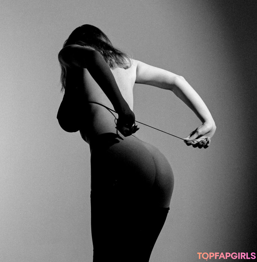 Naakte gelekte OnlyFans-foto van Mila Amour #2028