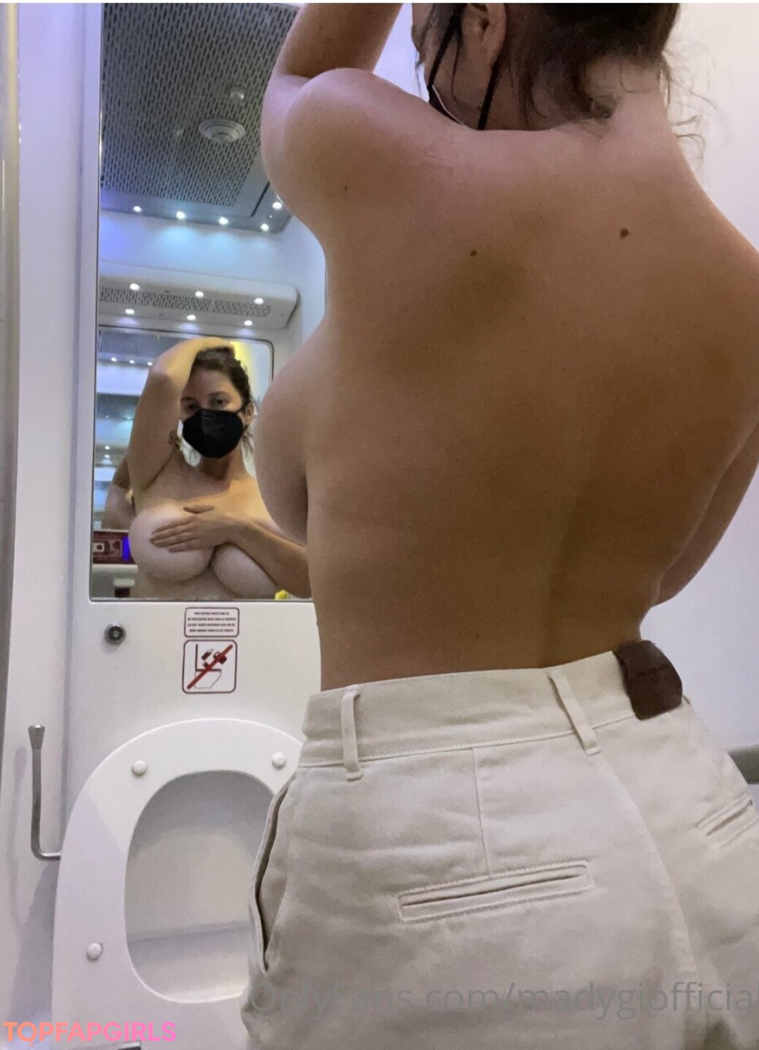 Naakte gelekte OnlyFans-foto van Madalina Loana Filip #1799