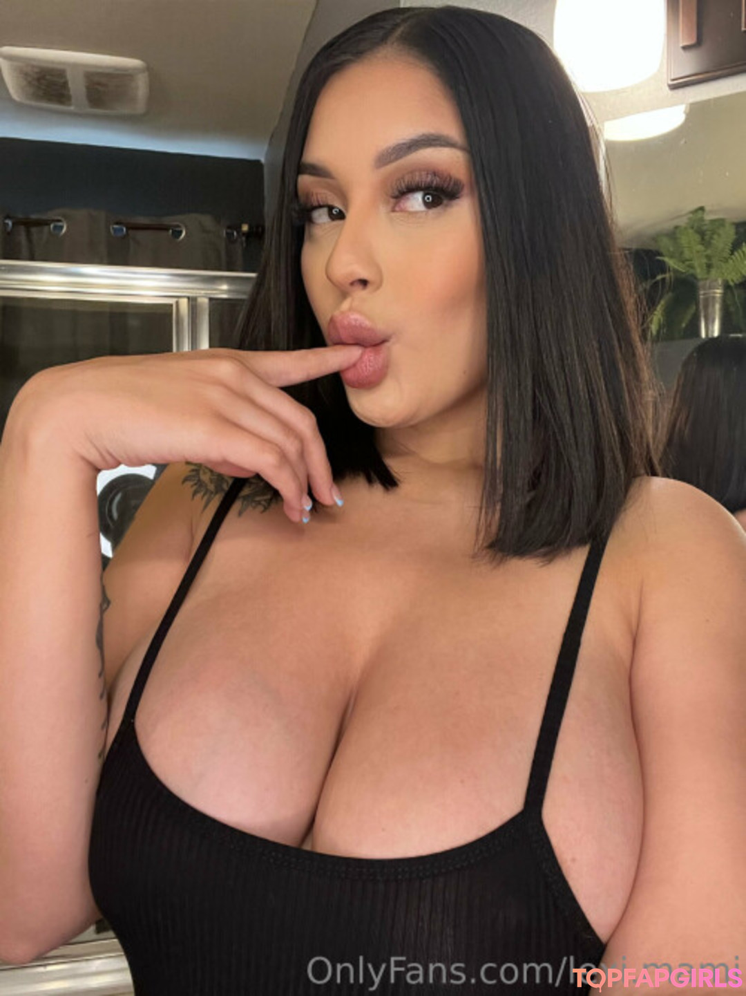 Naakte gelekte OnlyFans-foto van Adianababyxo #36