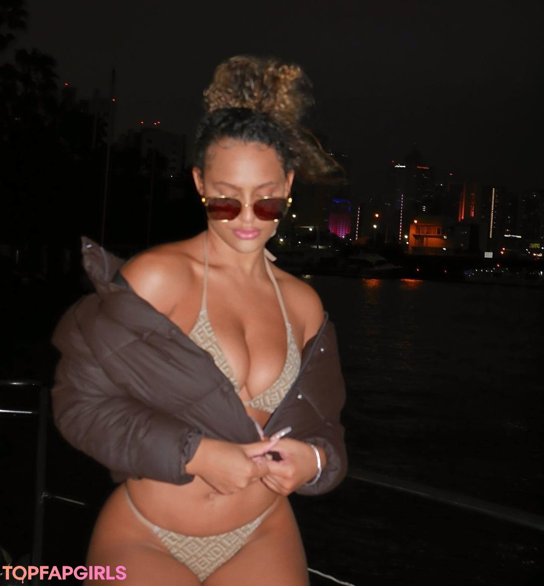 Naakte gelekte OnlyFans-foto van Erica Fontaine #281