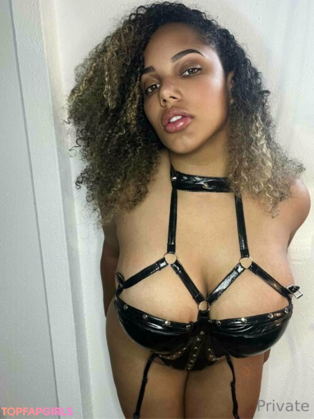 Naakte gelekte OnlyFans-foto van Miss Bonnie #4