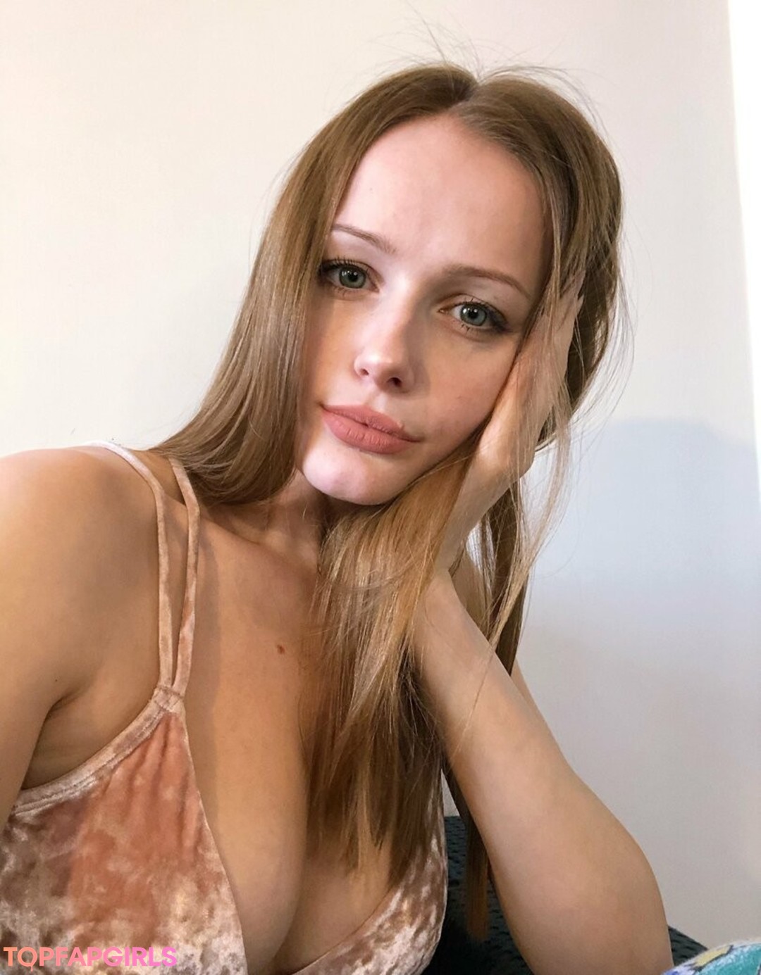 Naakte gelekte OnlyFans-foto van Tniwe #2198