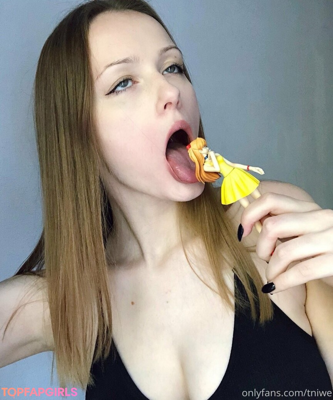 Naakte gelekte OnlyFans-foto van Tniwe #2411