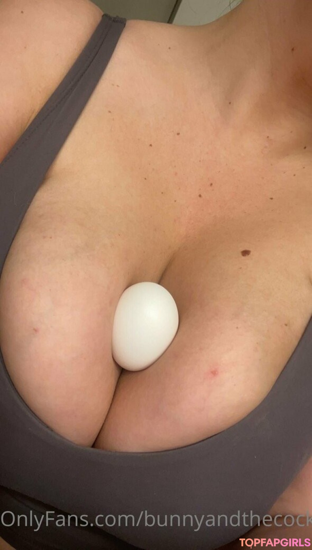 Naakte gelekte OnlyFans-foto van Bunny And The Cock #129