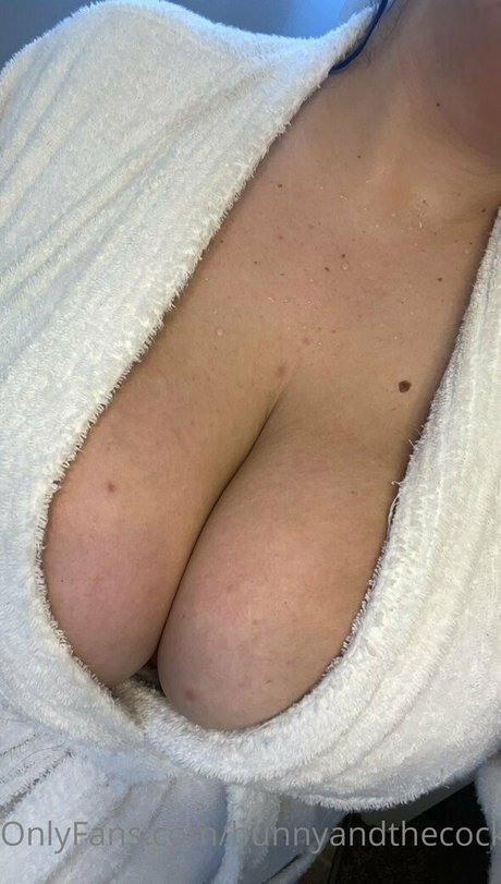 Naakte gelekte OnlyFans-foto van Bunny And The Cock