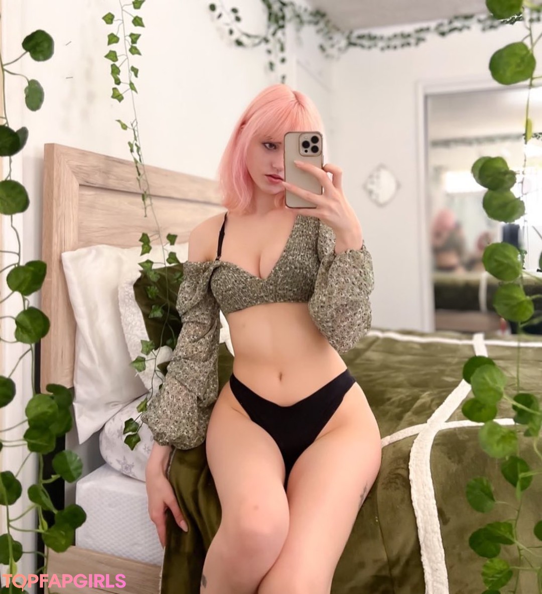 Naakte gelekte OnlyFans-foto van Urfairyfae #12