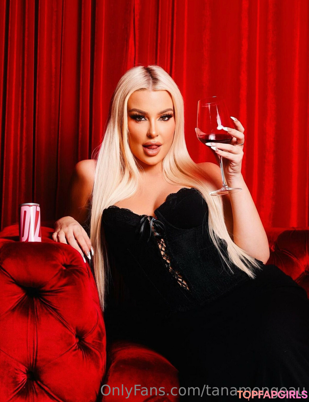 Naakte gelekte OnlyFans-foto van Tana Mongeau #111