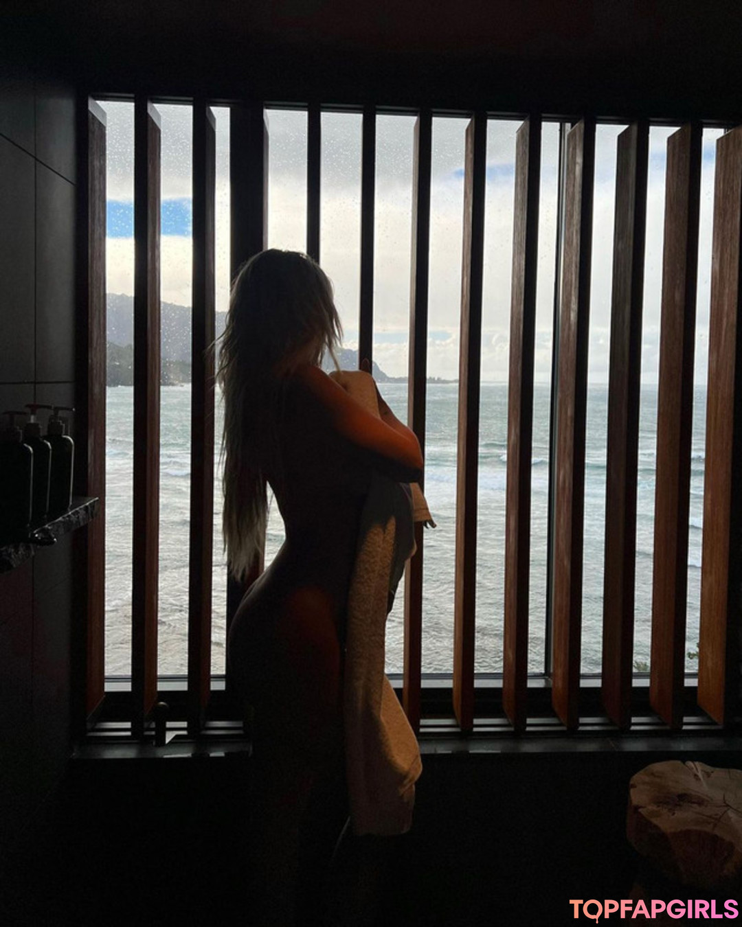 Naakte gelekte OnlyFans-foto van Tana Mongeau #164