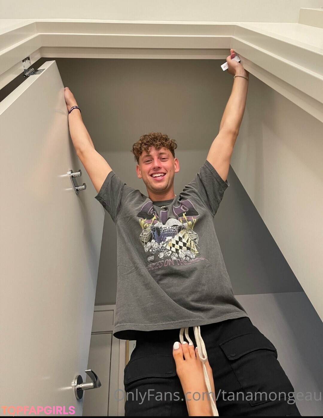 Naakte gelekte OnlyFans-foto van Tana Mongeau #19