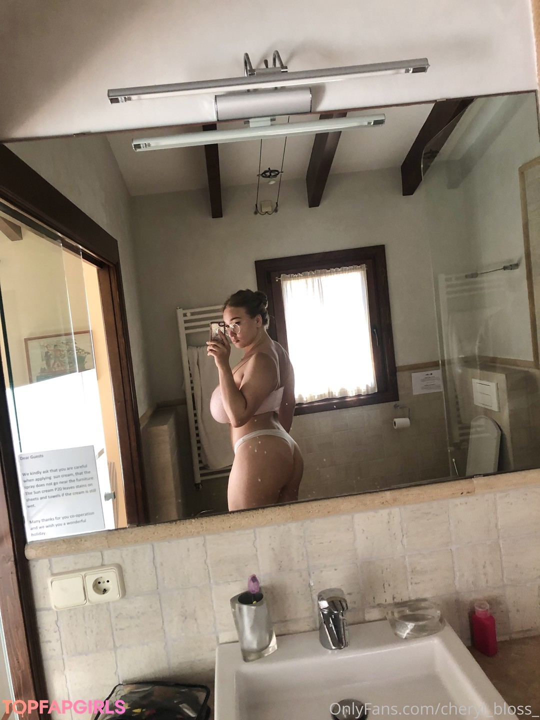 Naakte gelekte OnlyFans-foto van Cheryl Blossom #354