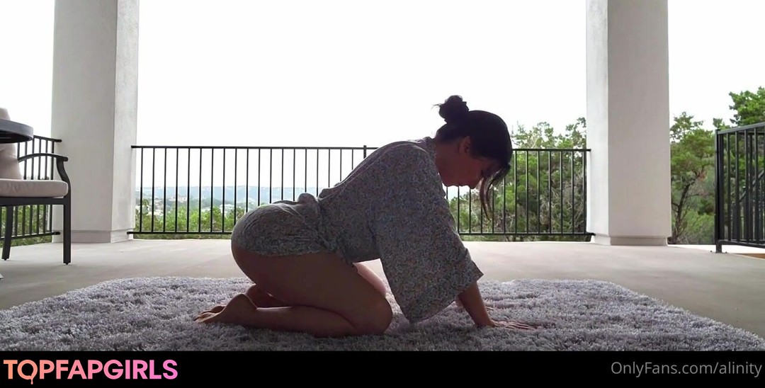 Naakte gelekte OnlyFans-foto van Alinity #3248