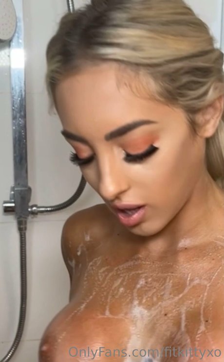 Naakte gelekte OnlyFans-foto van Fitkittyxo