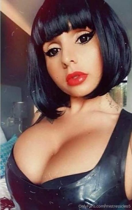 Naakte gelekte OnlyFans-foto van Mistress Cleopatra