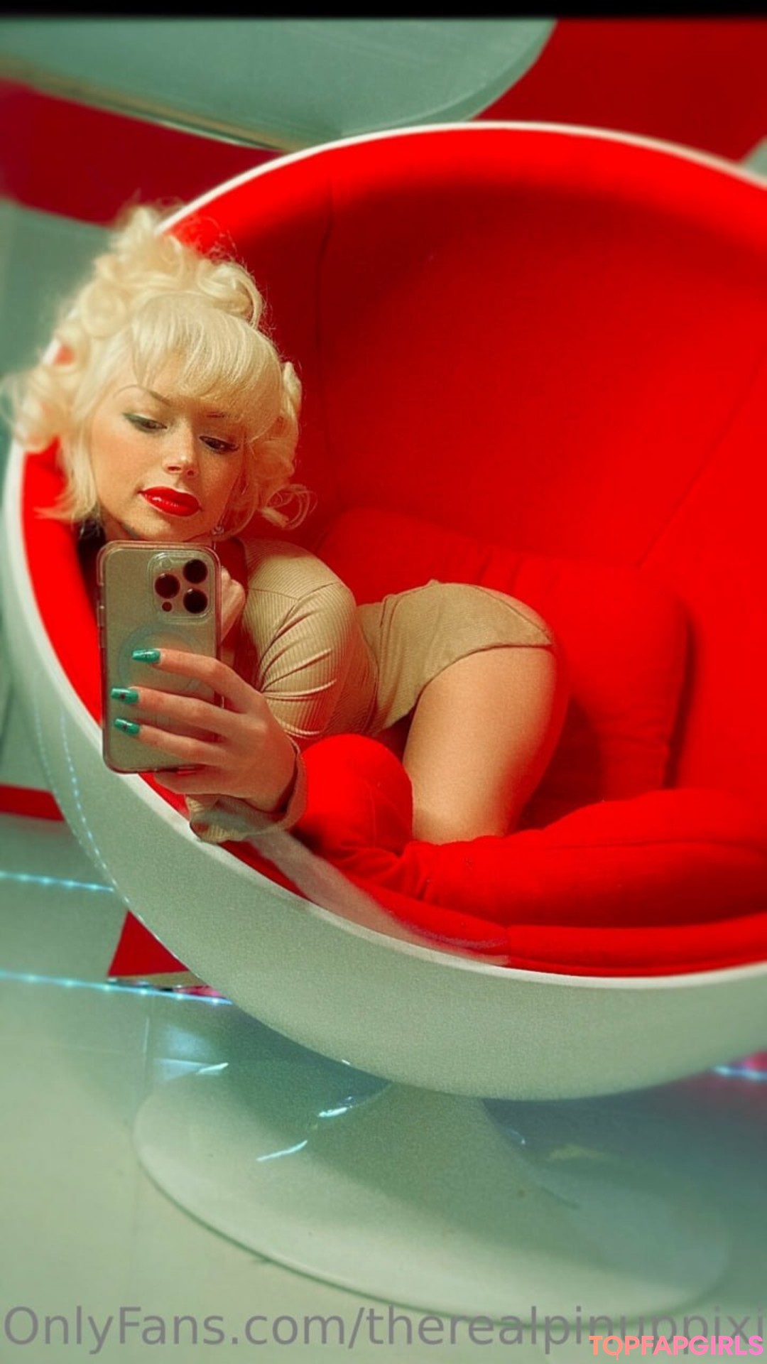 Naakte gelekte OnlyFans-foto van Pinuppixie #551