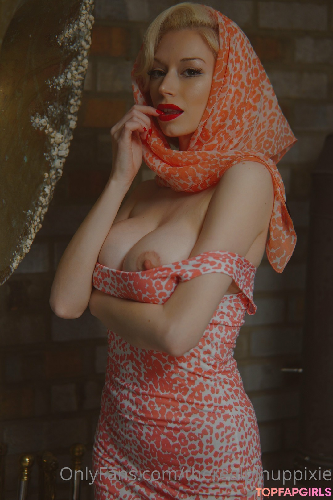 Naakte gelekte OnlyFans-foto van Pinuppixie #33