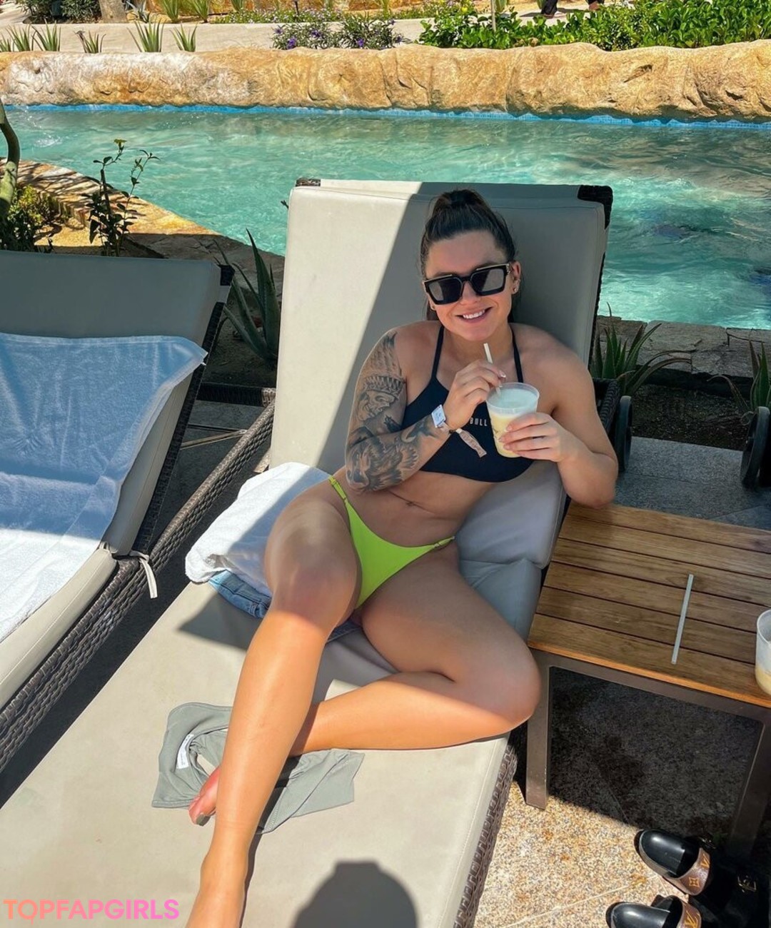 Naakte gelekte OnlyFans-foto van Biker Biddie #239
