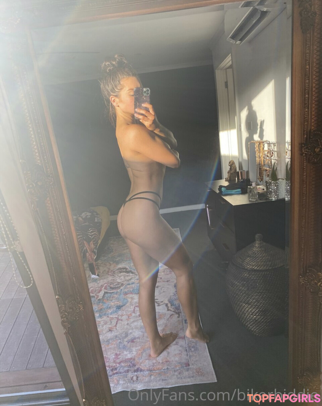 Naakte gelekte OnlyFans-foto van Biker Biddie #74