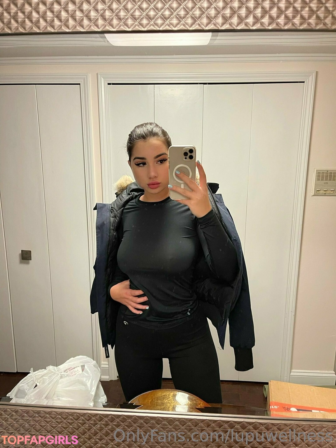 Naakte gelekte OnlyFans-foto van Liz #320