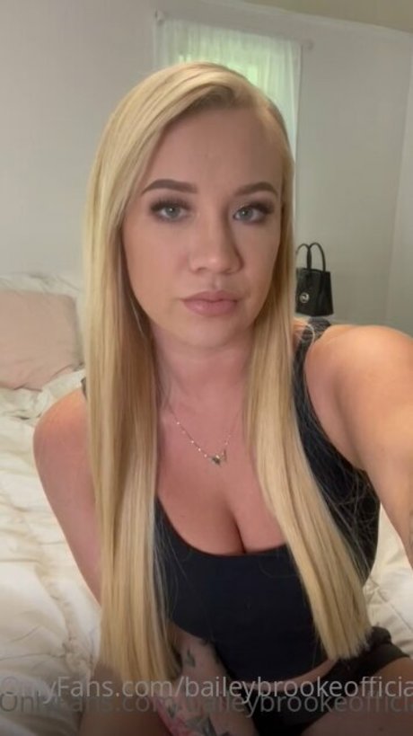 Naakte gelekte OnlyFans-foto van Bailey Brooke