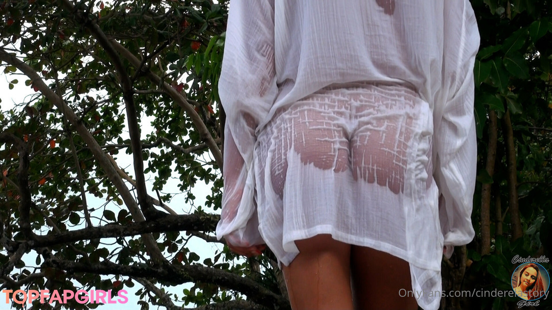 Naakte gelekte OnlyFans-foto van Cinderella Girl #1