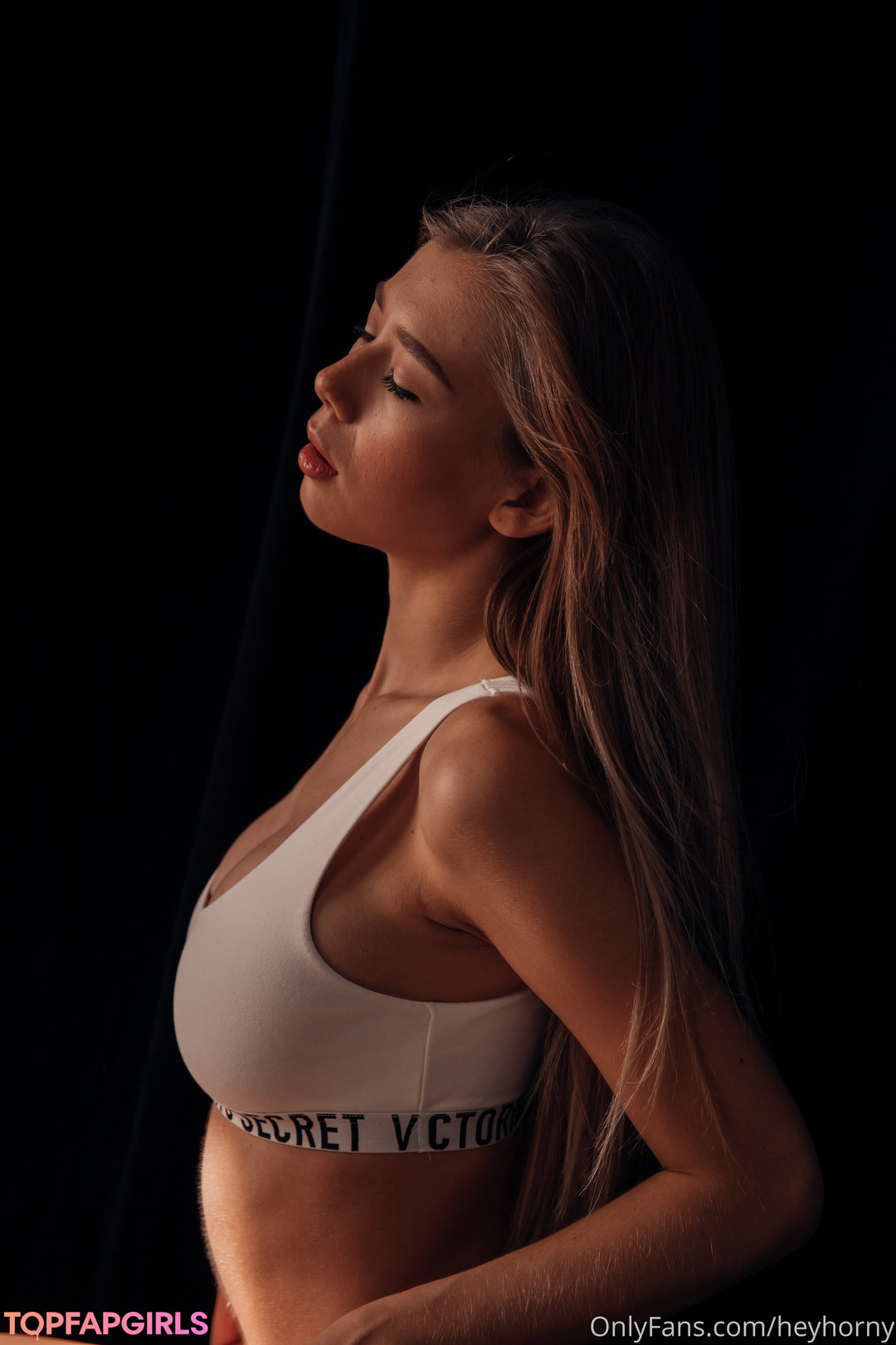 Naakte gelekte OnlyFans-foto van Mira #11