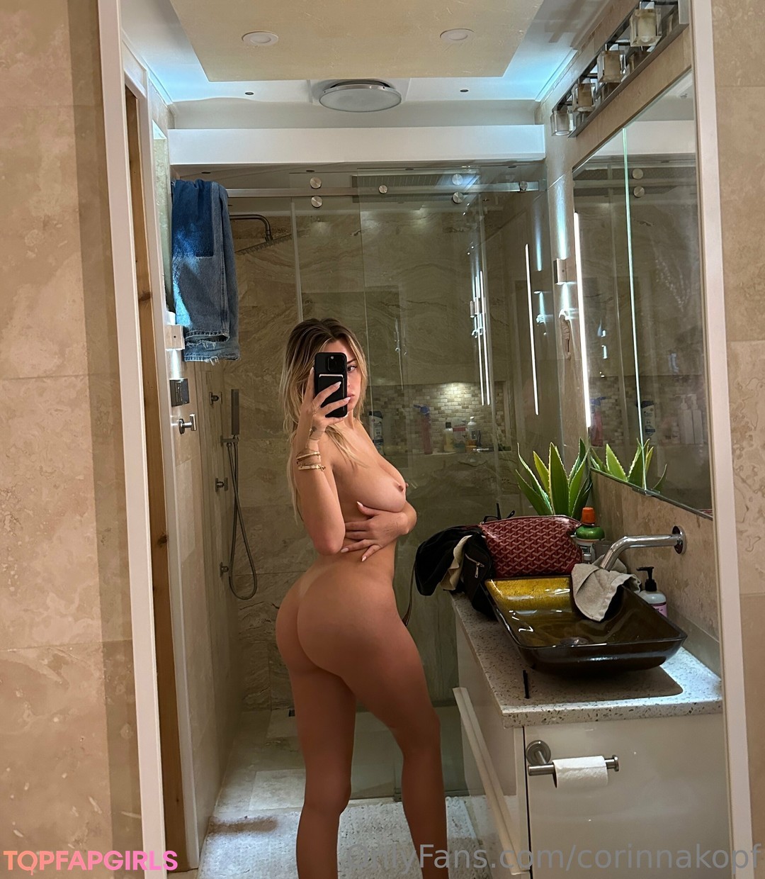 Naakte gelekte OnlyFans-foto van Corinna Kopf #131