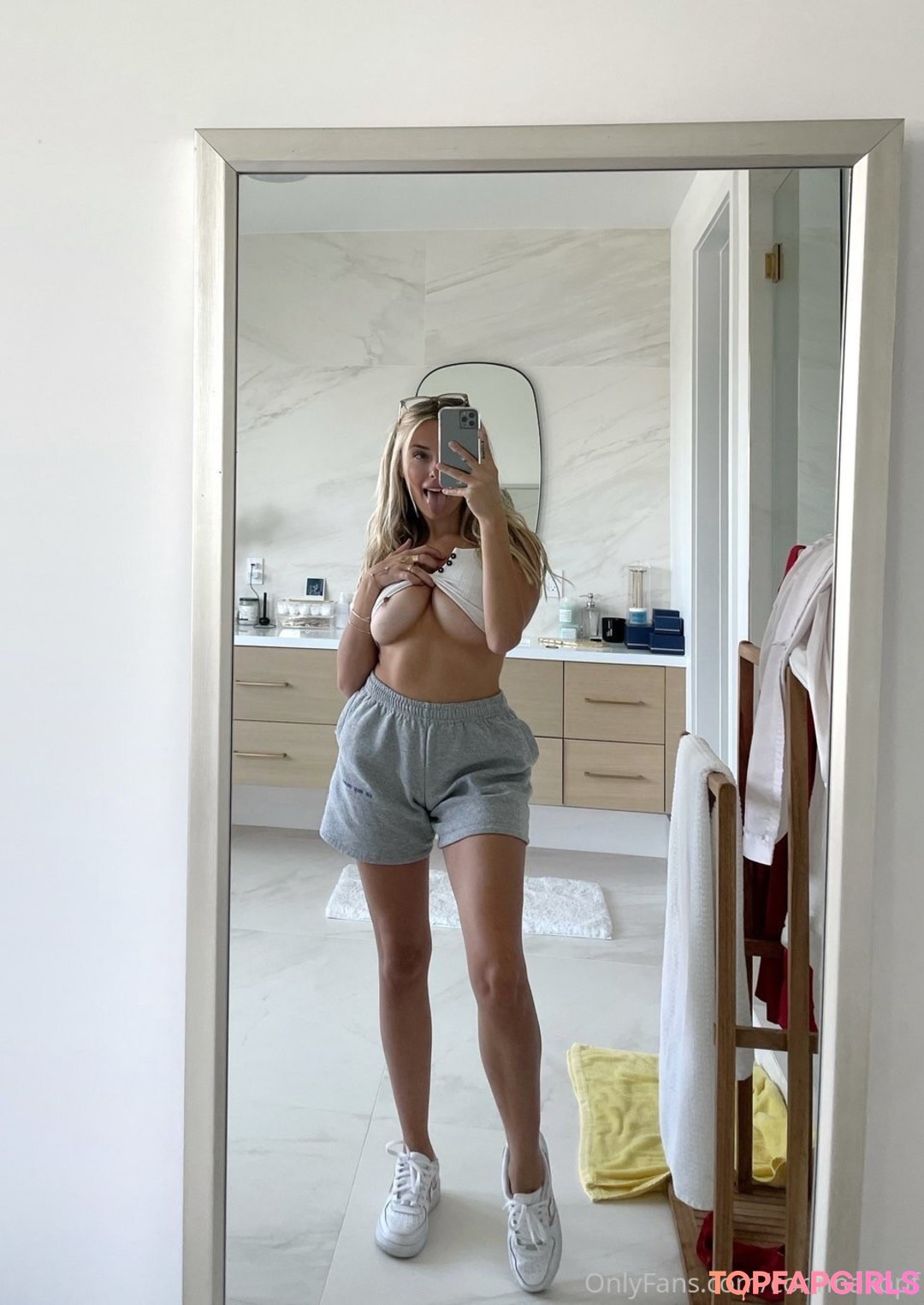Naakte gelekte OnlyFans-foto van Corinna Kopf #175