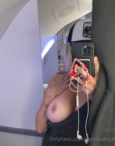 Naakte gelekte OnlyFans-foto van Corinna Kopf