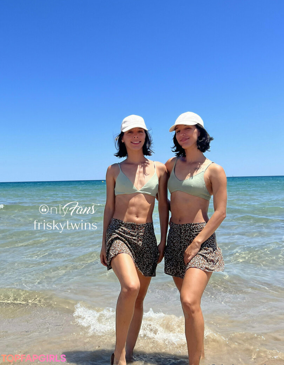 Naakte gelekte OnlyFans-foto van Frisky Twins #189