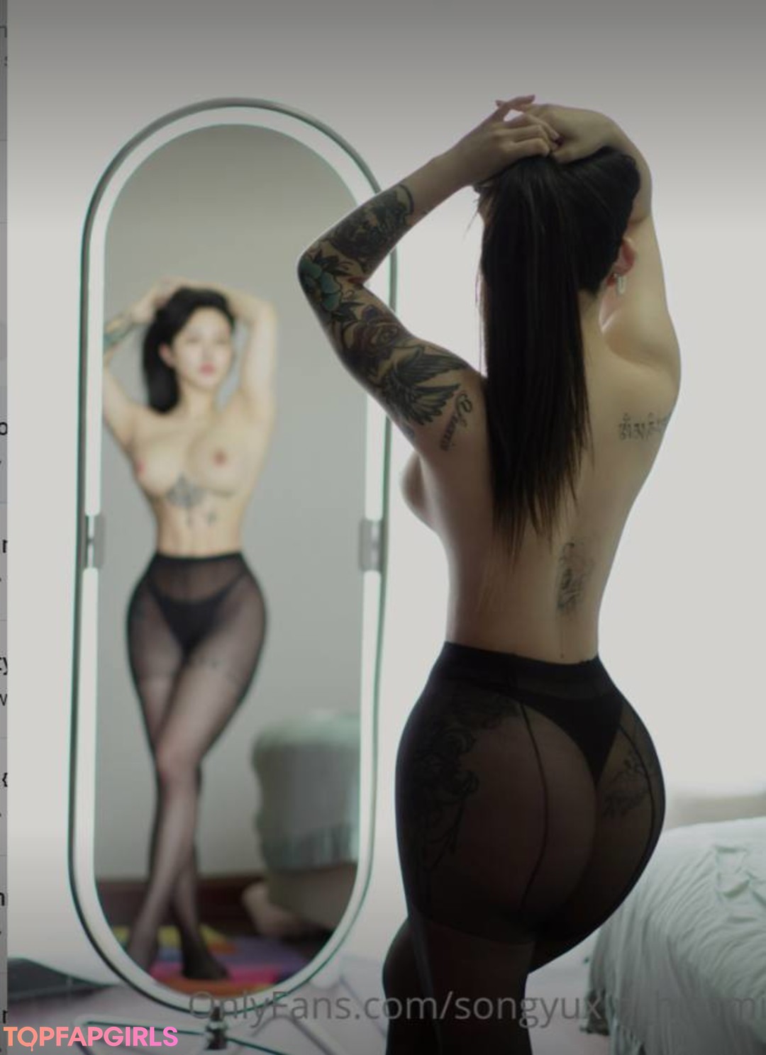 Naakte gelekte OnlyFans-foto van Hitomi Songyuxin #51