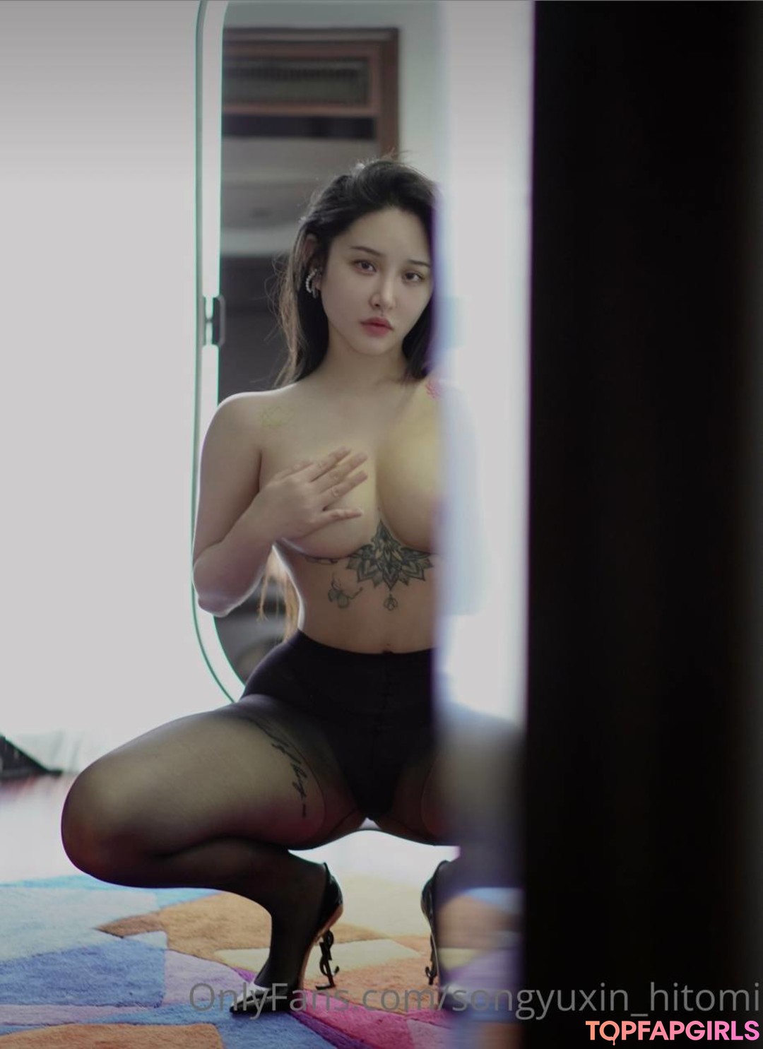 Naakte gelekte OnlyFans-foto van Hitomi Songyuxin #53