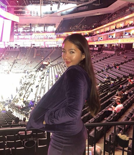Naakte gelekte OnlyFans-foto van Eliza Chau