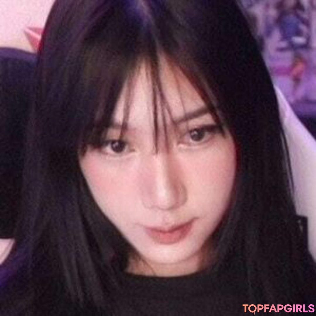 Naakte gelekte OnlyFans-foto van Bizcuitzluvly #31