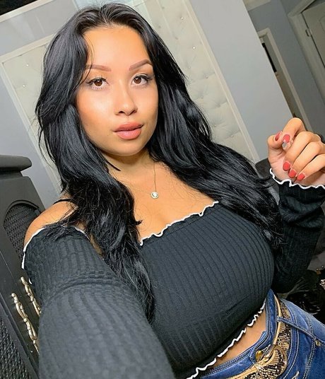 Naakte gelekte OnlyFans-foto van Lizzy