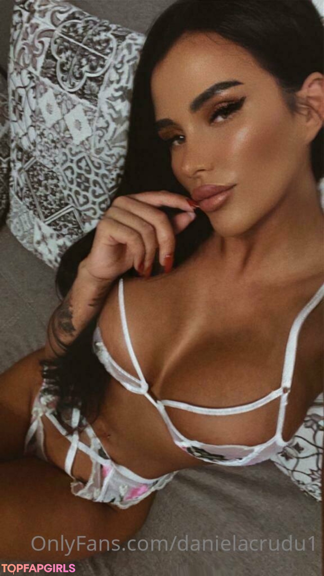 Naakte gelekte OnlyFans-foto van Daniela Crudu #21