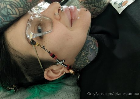 Naakte gelekte OnlyFans-foto van Ariane Saint Amour