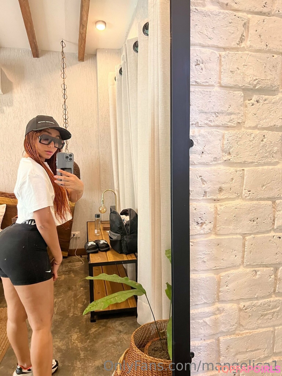 Naakte gelekte OnlyFans-foto van Cute Molly18 #6