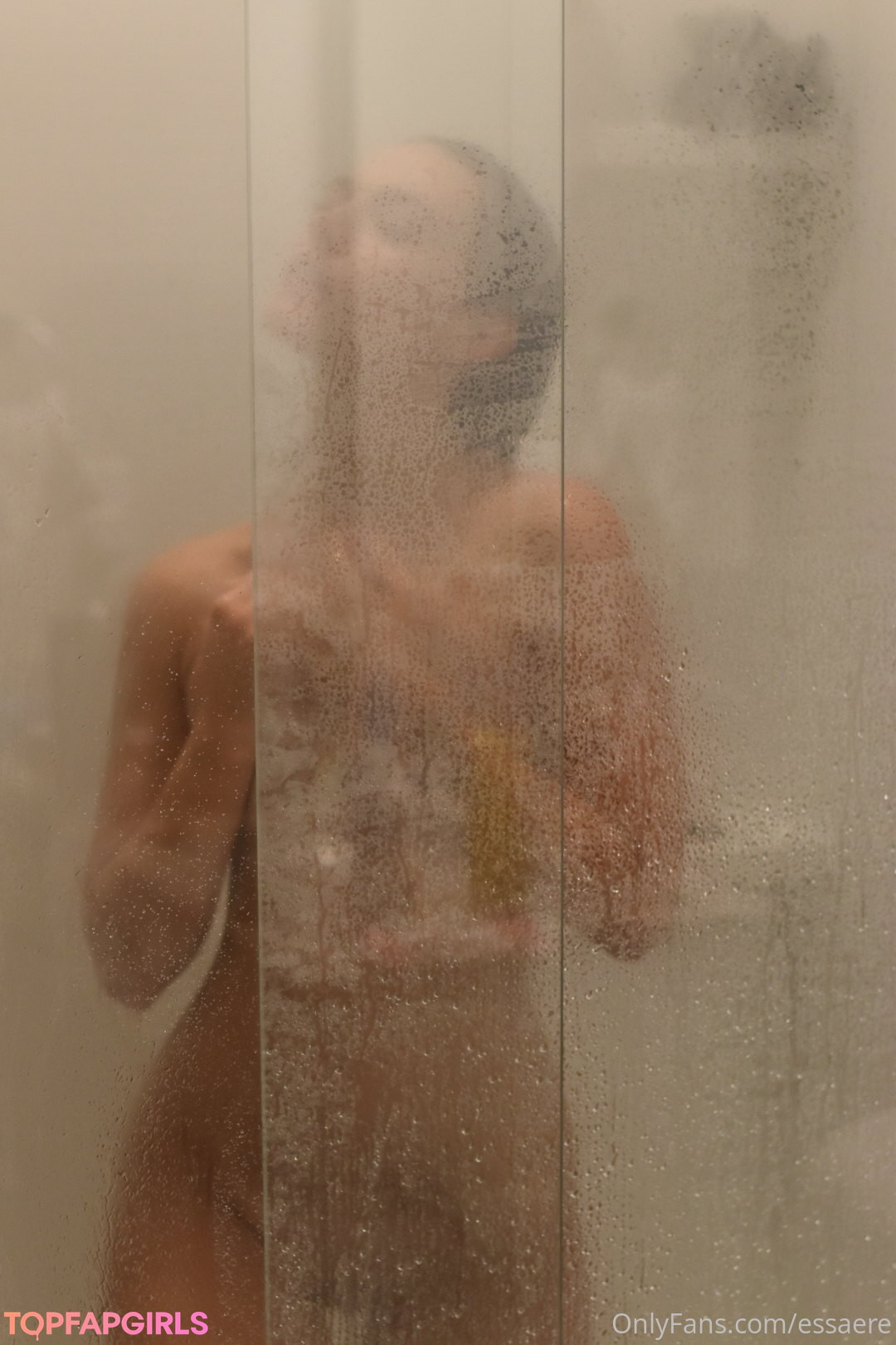 Naakte gelekte OnlyFans-foto van Essaere #9