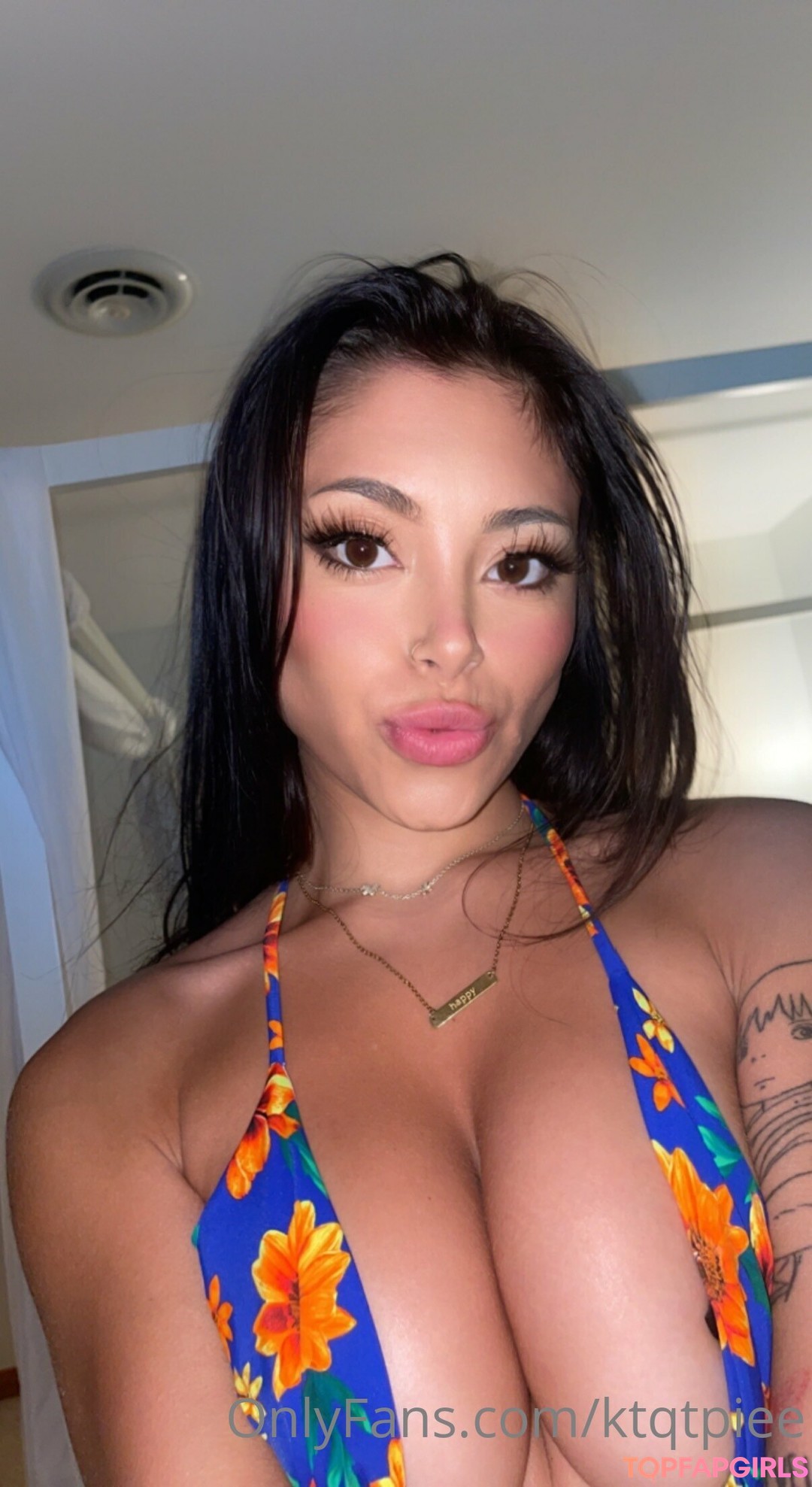 Naakte gelekte OnlyFans-foto van Katie Murch #3