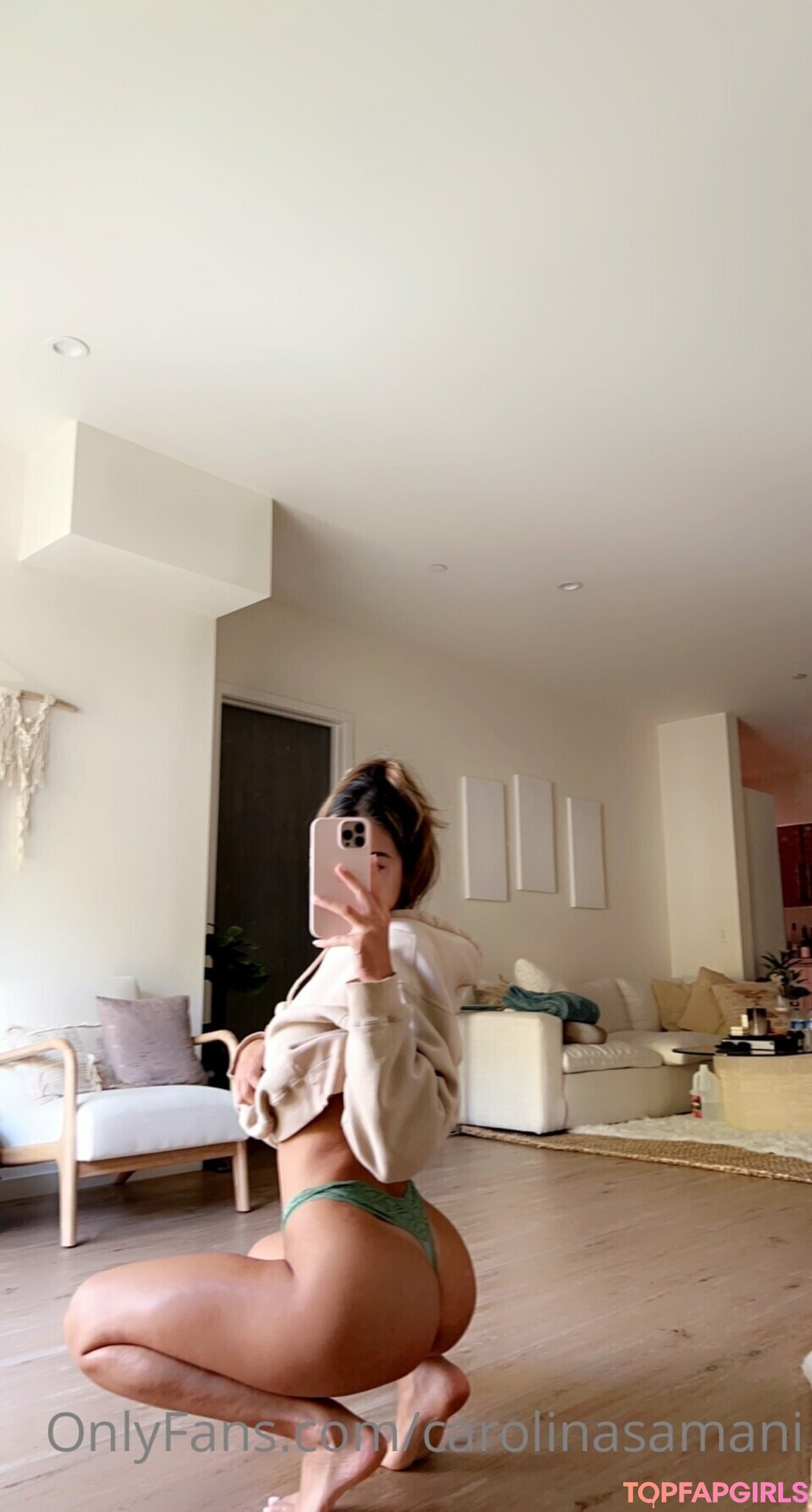 Naakte gelekte OnlyFans-foto van Carolina Samani #13